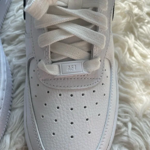 Nike White and Black Sneakers Classic Style - Picture 3 of 7